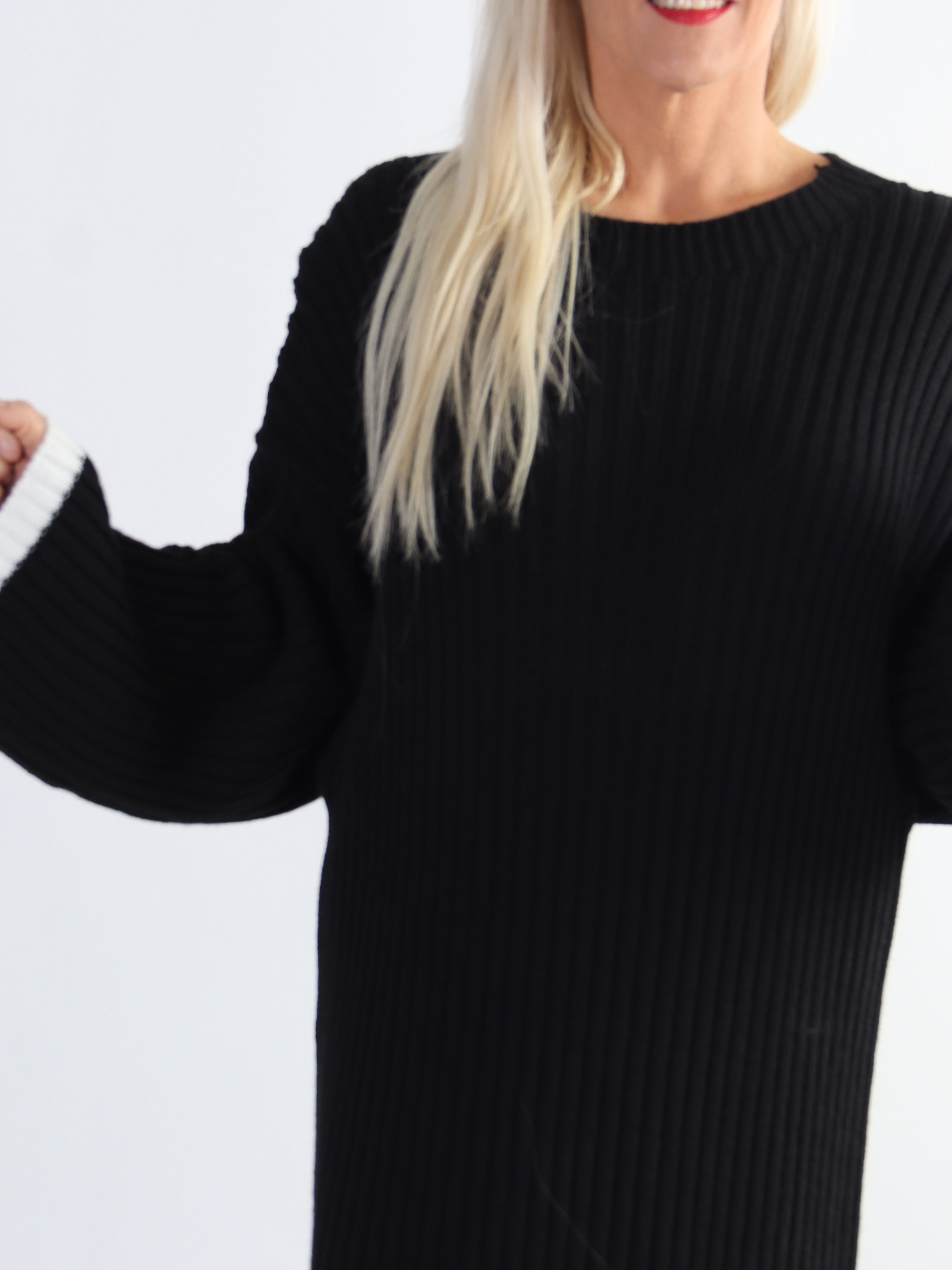 Ramona - Lang plus size strikkjole med farvet kanter